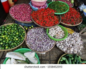 Markets in Vietnam, vendors, and produce