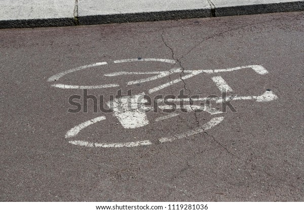 Marking on the bike\
lane and traffic signs 
