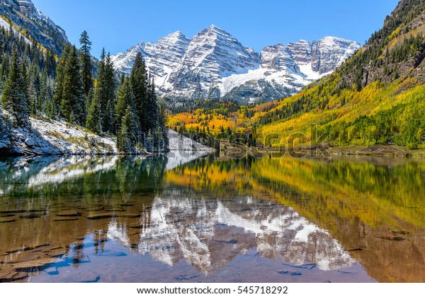 マルーン ベルズとマルーン レーク 米国コロラド州アスペン マルーン湖の澄んだ水晶を反射した 秋の昼の広い景色 の写真素材 今すぐ編集