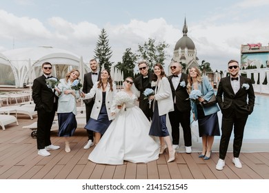 Married Couple With The Bridesmaids And Groomsmen