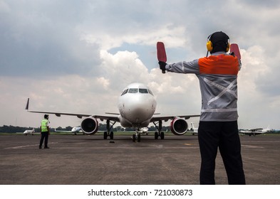 Marshaller in special red jacket at the apron