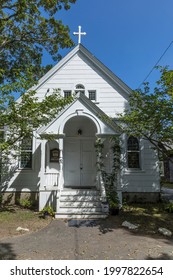 Martha's Vineyard, USA - September 26, 2017: Wooden Church Near Gingerbread Houses On Lake Avenue, Oak Bluffs On Martha's Vineyard, Massachusetts, USA.