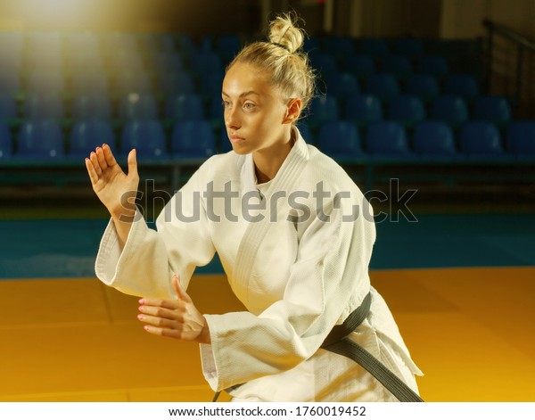 Homme d'artiste martial en kimono blanc photo de stock
