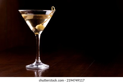 cóctel martini con oliva. Vesper de James Bond 007