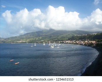 Martinique (Martinic), Bay St. Pierre Uder Mount Pelée