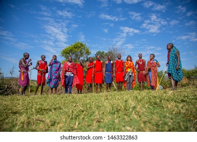 Masai Mara, Kenya »; August 2018: A Group Of Masais Explaining The Masais Tradiones To A Group Of Tourists