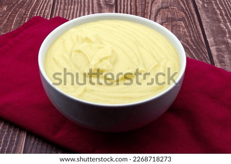 Mashed potatoes in white bowl on rustic table. Foto d'archivio © 