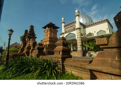 Salah Satu Pintu Menuju Masjid Menara Stock Photo 1092954989 | Shutterstock