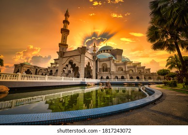 Masjid Wilayah Persekutuan at sunset in Kuala Lumpur, Malaysia.