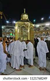 Masjidil Haram,Mecca-January 28th,2018:Muslim Worshipers Praying Nearby The Prophet Ibrahim Tomb In The Haram Mosque. Masjidil Haram Is One Of The Holy Mosque In Islam