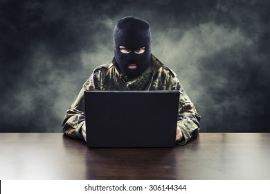 кибер-террорист в масках в военной форме, взламывая армейскую разведку