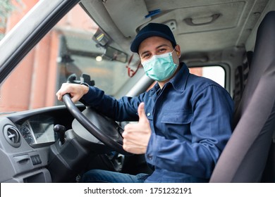Maskierter Lastwagenfahrer, der während einer Koronavirus-Pandemie Daumen aufgibt