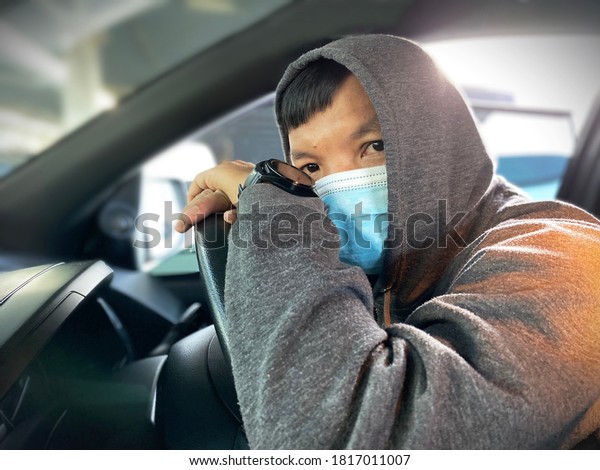 The masked young man sat\
confidently in the car and looked straight. During the coronavirus\
outbreak, the concept of prevention and victory is to stop the\
epidemic.