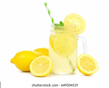 Mason jar стакан лимонада с лимонами и соломой, изолированный на белом фоне