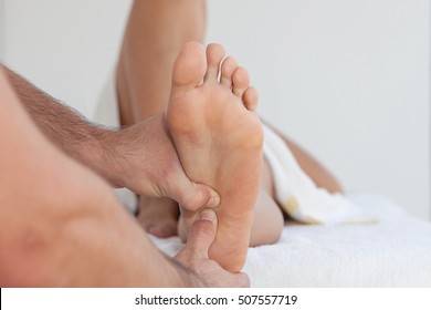Masseur mit therapeutischer Fußmassage