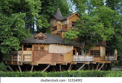 Alnwick Treehouse Images Stock Photos Vectors Shutterstock