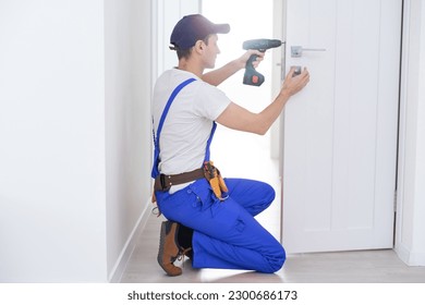 The master adjusts the fittings in the PVC plastic doors. The plastic door jammed does not work. The plastic door does not open