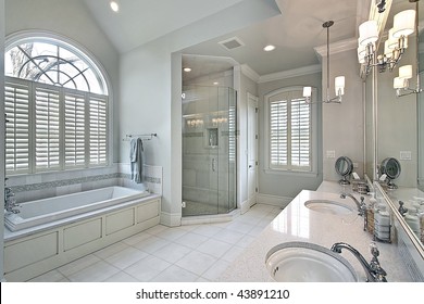 Master Bath With Oval Window