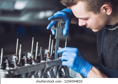 Master sammelt einen neu gebauten Motor für das Auto.