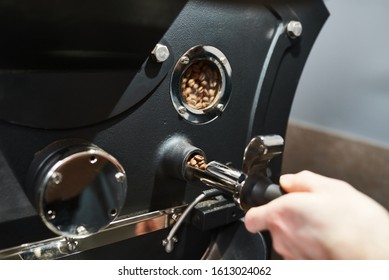 The master controls the roasting of coffee. Close-up.