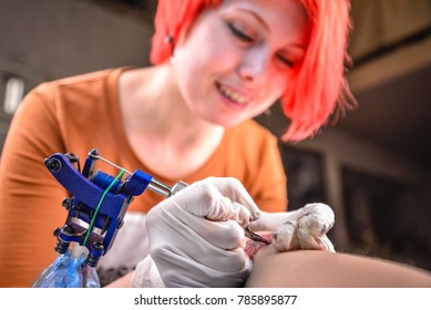 Master Demonstrates The Process Of Getting Tattoo In Tatoo Salon