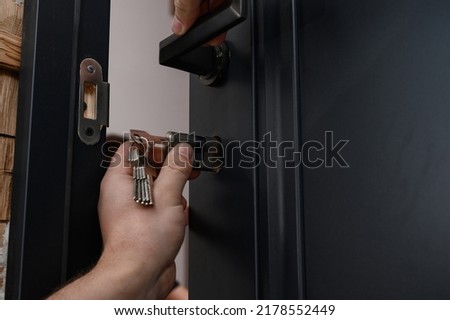 The master installs the core for the door lock, assembly work with the door, the core with the keys.
