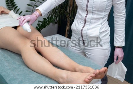 The master pours talcum powder on the client's feet before depilation. Selective focus.