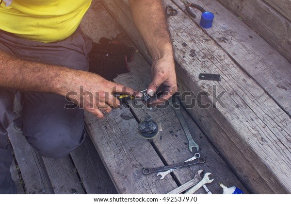 The master repairs the gears from the starter car.\
The view from the top 