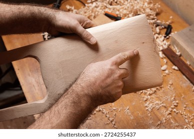 The master shows the irregularities on the billet for talharpa