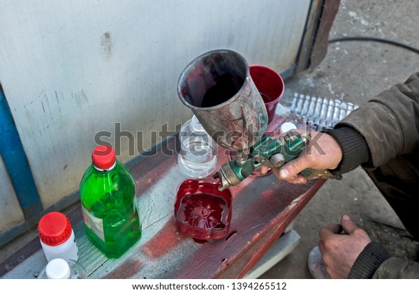 The master who paints the car\
prepares a suitable mixture of paint for painting in a\
bowl.