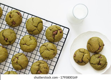 Matcha And Chocolate Chip Cookies