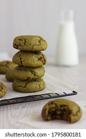 Matcha And Chocolate Chip Cookies