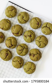 Matcha And Chocolate Chip Cookies