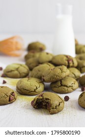 Matcha And Chocolate Chip Cookies