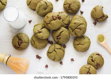 Matcha And Chocolate Chip Cookies