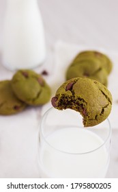 Matcha And Chocolate Chip Cookies