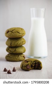 Matcha And Chocolate Chip Cookies