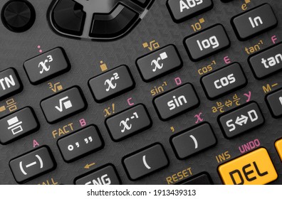Fórmula matemática o matemática, cálculos trigonométricos y concepto de fondo de modelos matemáticos con el cierre de botones de teclado de calculadora científica