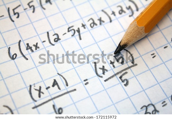 鉛筆でグラフ用紙に数学の問題を書く の写真素材 今すぐ編集 172115972