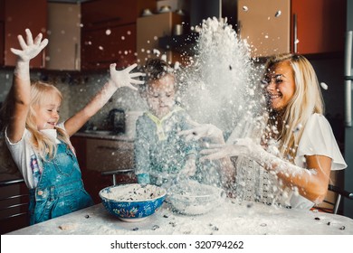 Mather have fun with kids on kitchen - Shutterstock ID 320794262