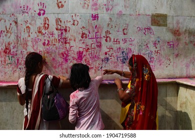 Mathura, Uttar Pradesh, India- January 6 2020: Indian Woman With Colorful Suit And Nose Ring Posing On The Street Of Mathura While Holi Celebrating.