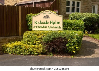 Matlock, Derbyshire, UK  05 27 2022 Hotel Sign In A Hedge                        