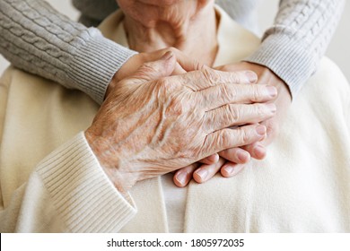 Reife Weibchen in der Altenpflege erhalten Hilfe von Krankenschwester im Krankenhaus. Senior Frau, gealterte faltende Haut und Hände ihres Pflegegebers. Großmutter im Alltag. Hintergrund, Kopienraum, Nahaufnahme