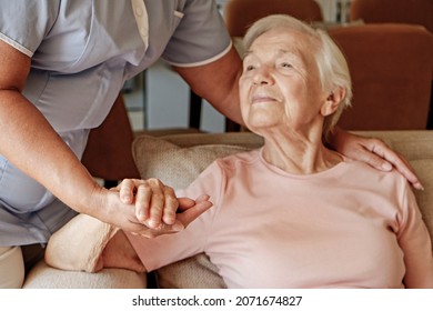 Reife Weibchen in der Altenpflege erhalten Hilfe von Krankenschwester im Krankenhaus. Senior Frau mit gealterter faltender Haut und Pflegepersonal, Hände, Nahaufnahme. Großmutter im Alltag. Hintergrund, Kopienraum.