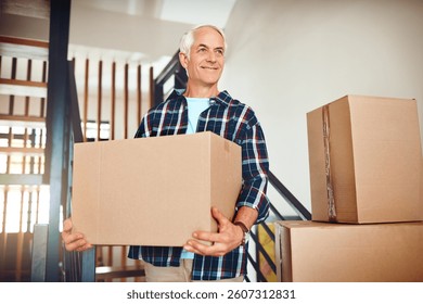 Hombre Adultos, cajas y mudándose a un nuevo hogar con sonrisa, visión o idea para decoración, renovación o inversión inmobiliaria. Persona feliz pensando en casa de ensueño, propiedad e hipoteca del fondo de pensiones