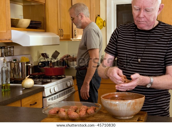 Reife Verheiratete Homosexuelle Paare Kochen Abendessen Stockfoto Jetzt Bearbeiten