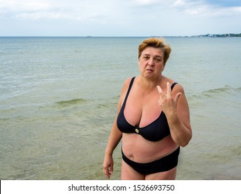 plump women in bikinis