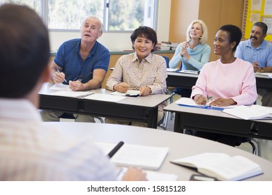 Estudiantes maduros y su profesor en un aula