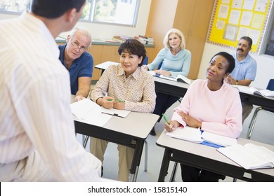 Estudiantes maduros y su profesor en un aula