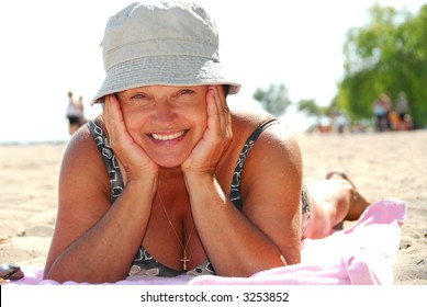 Mature Women Sunbathing Mature Women Sunbathing